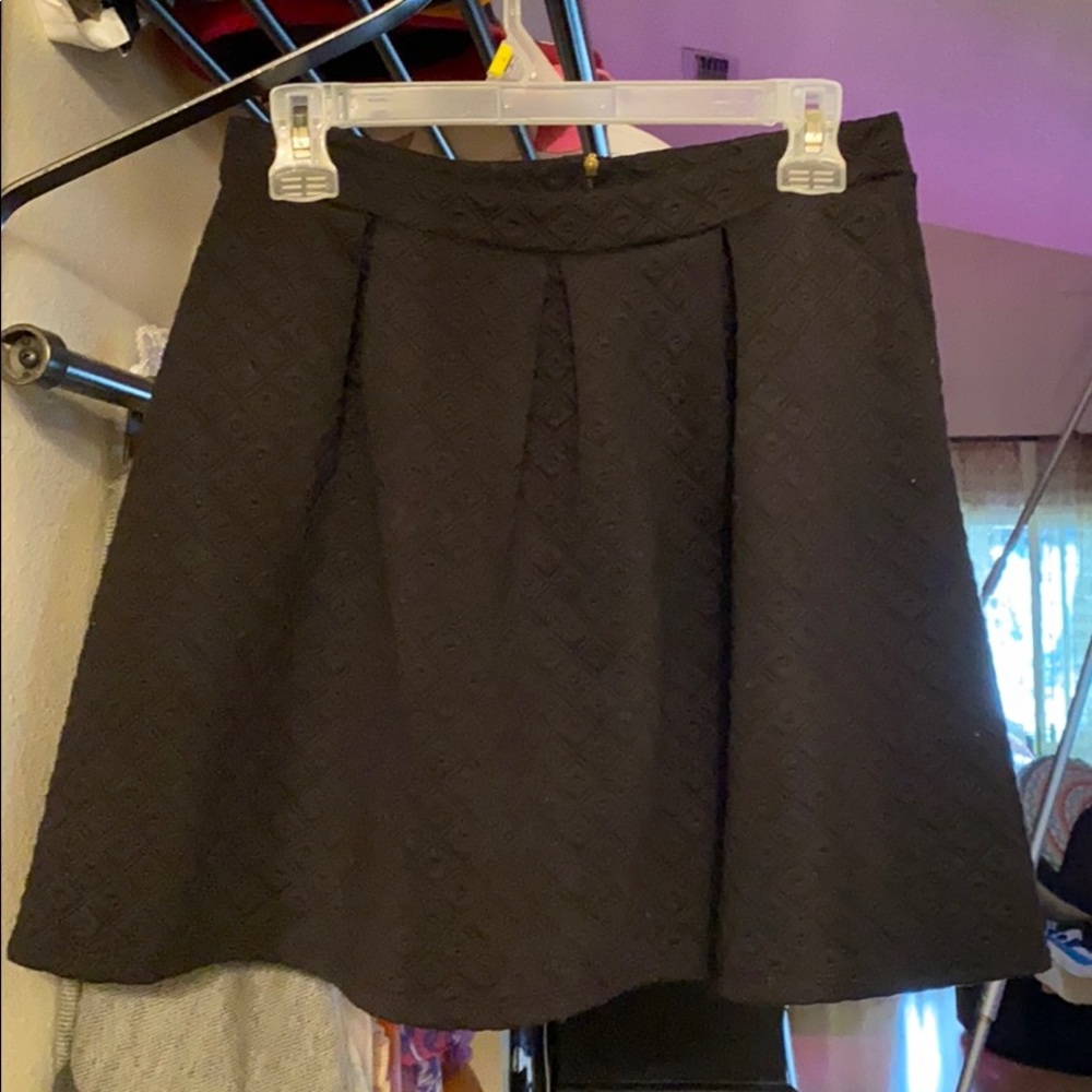 Flared zippered skirt with texture black medium